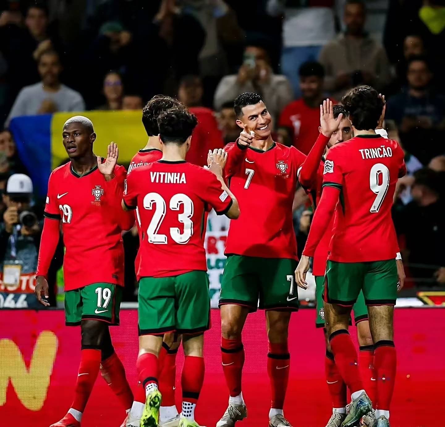 葡萄牙前锋连进两球，击败希腊