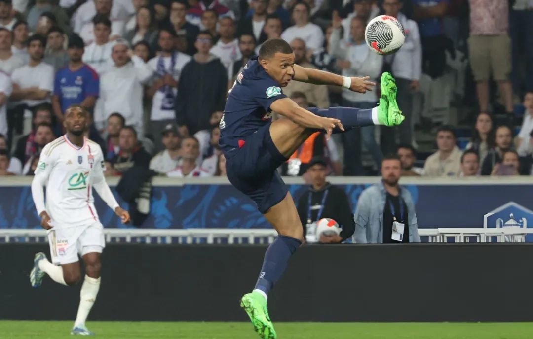 包含巴黎圣日耳曼要夺冠还需战胜里昂，球迷期待的词条