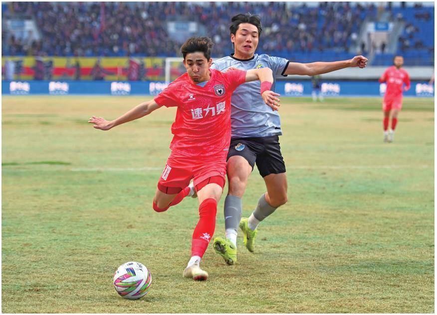 顶级足球职业联赛展现激烈对抗，球员实力强劲