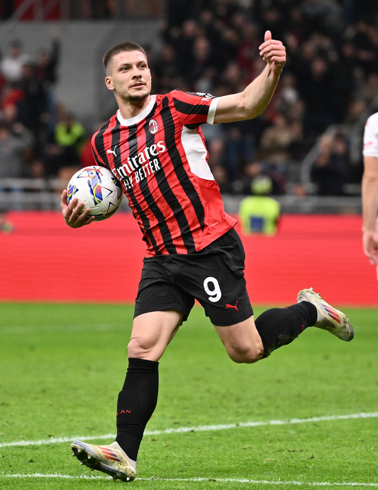 关于AC米兰击败AC佛罗伦萨，表现抢眼的信息