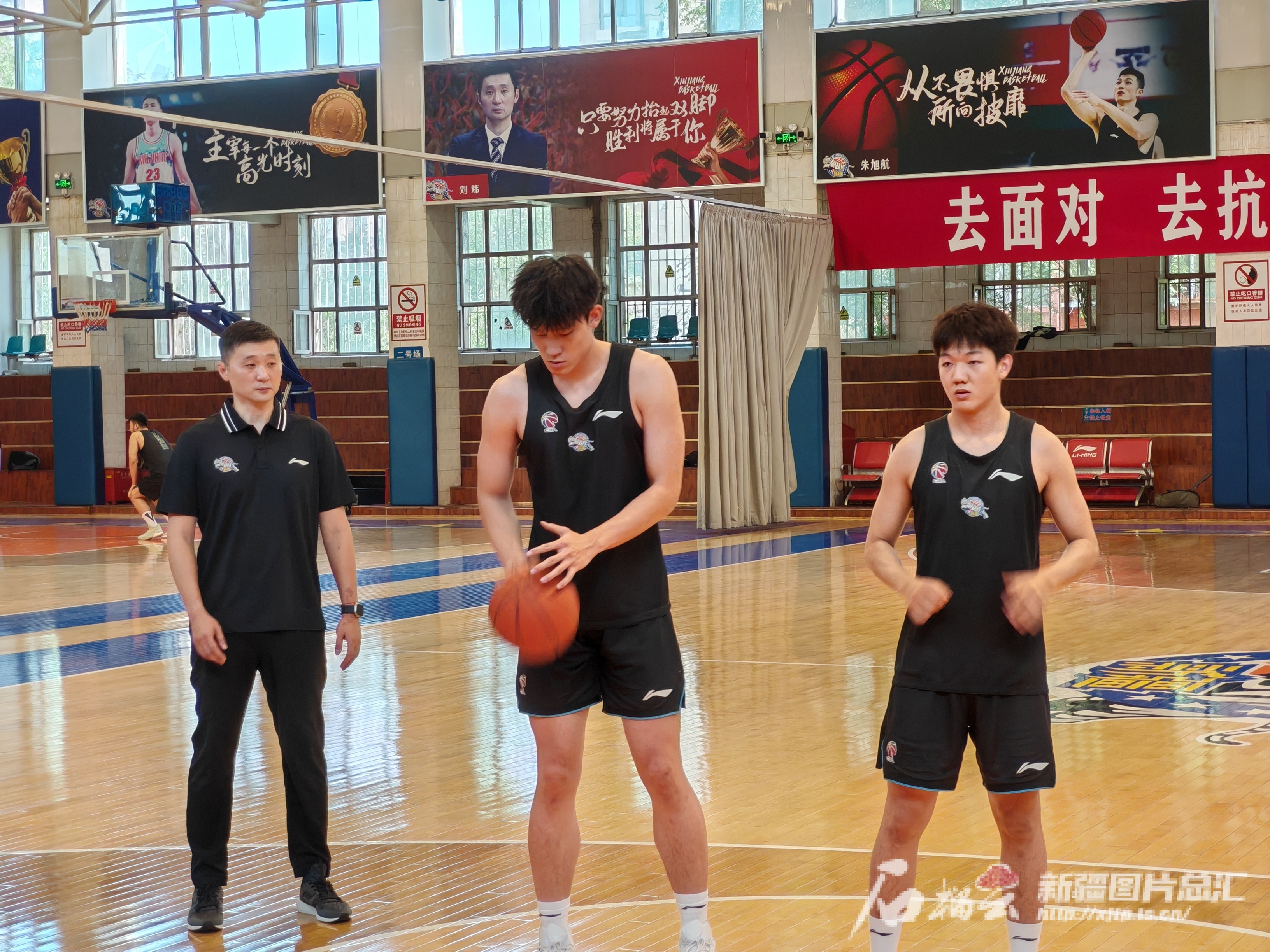 新疆男篮各司其职，整体表现出色