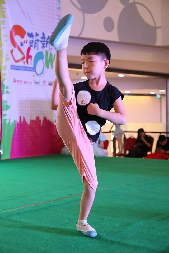 欧洲足球明星参加儿童慈善活动，感人至深