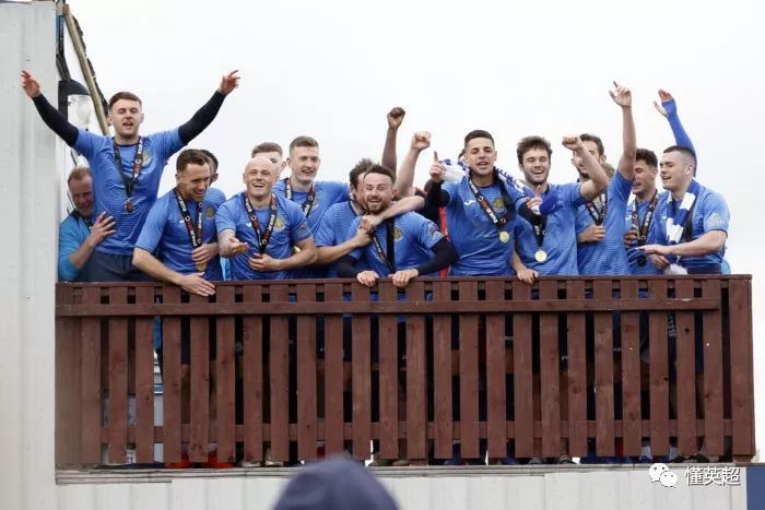 小球队逆袭拿下胜利,球迷欢呼不止 小球队逆袭拿下胜利,球迷欢呼不止