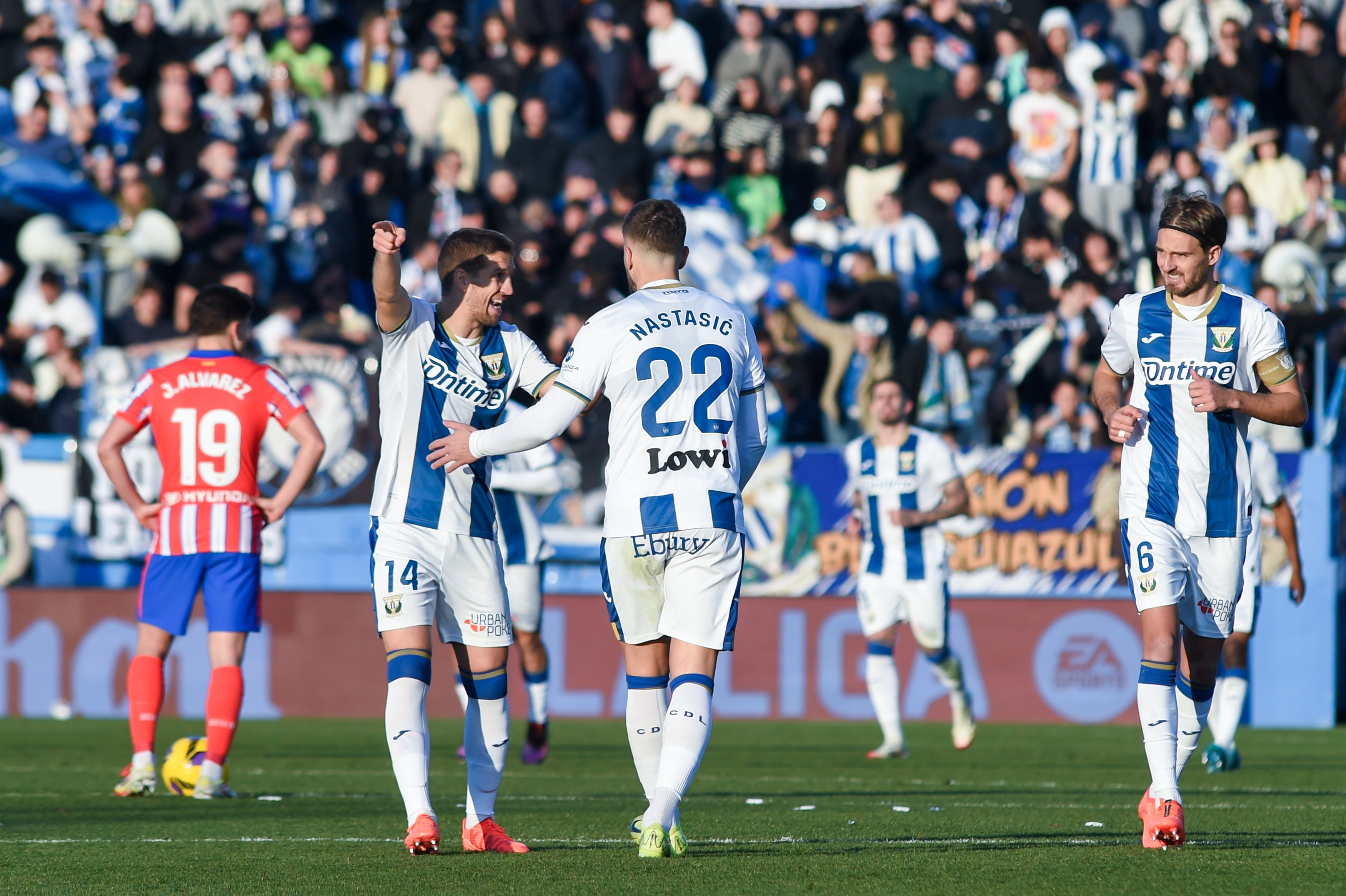 马德里竞技击败对手占据西甲榜首