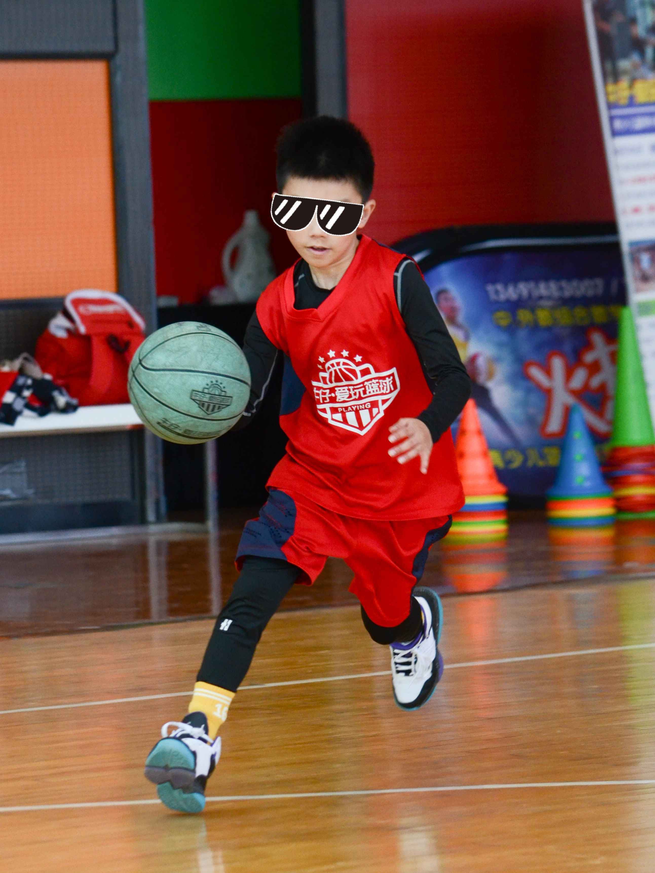 球场上篮球擦出激烈火花,粉丝为之疯狂 球场上篮球擦出激烈火花,粉丝为之疯狂