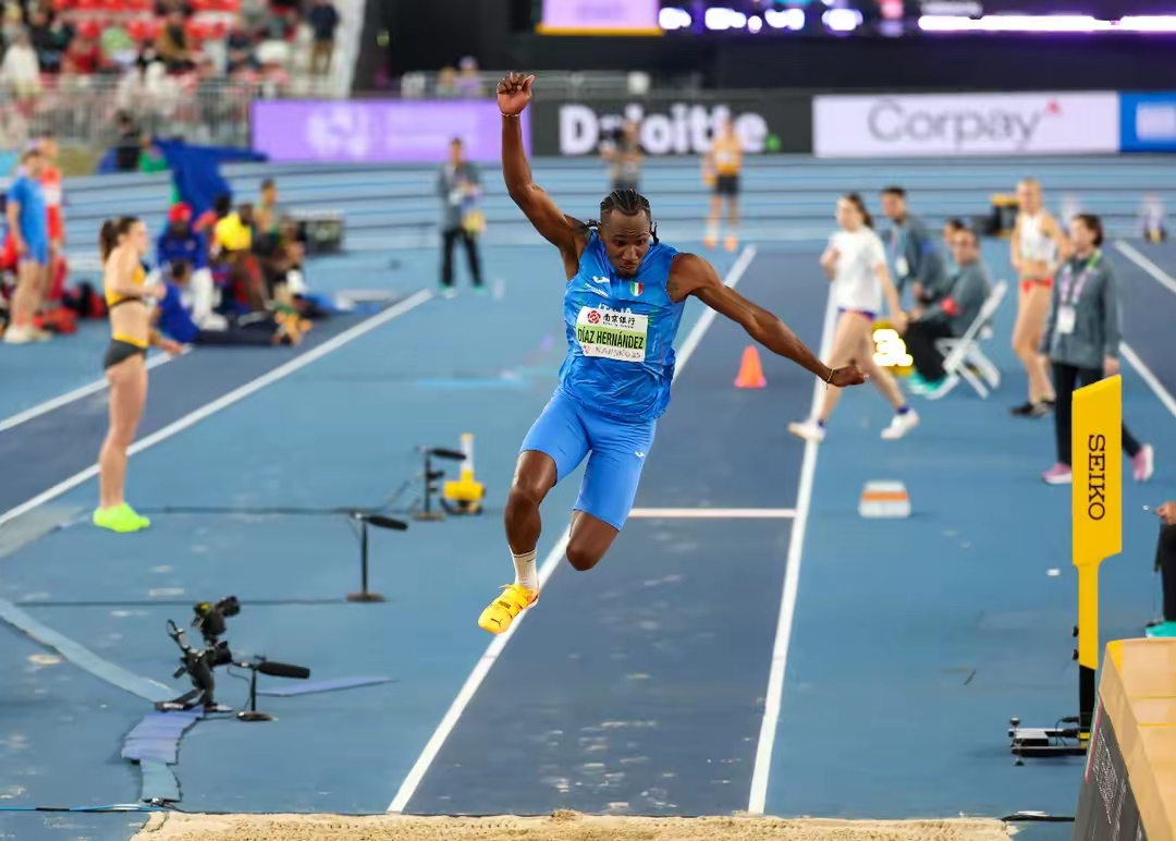 田径比赛决赛打破纪录，选手飞驰激情拼搏