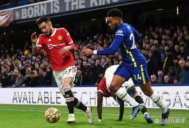 球场上的激烈竞争吸引众多观众关注