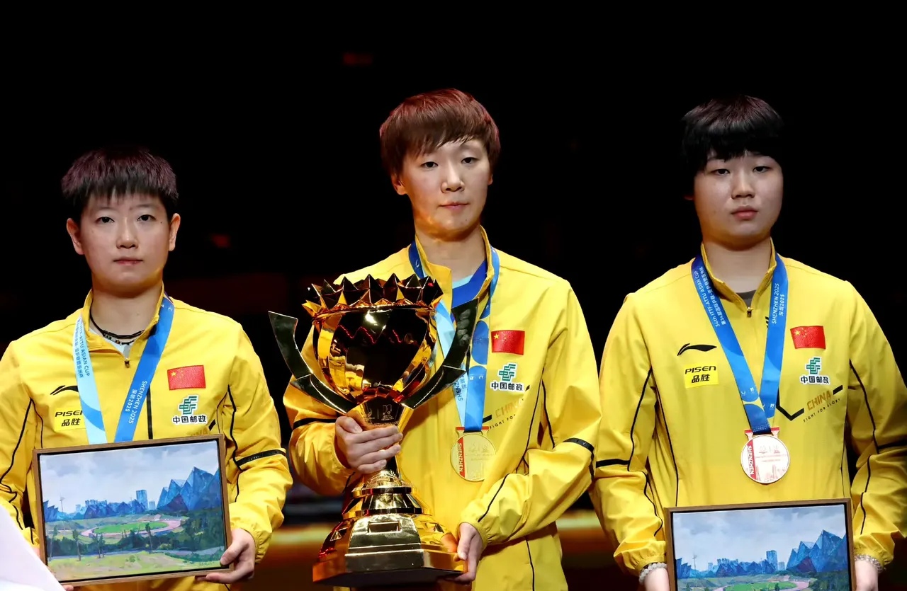 双方激烈角逐,冠军胜利赢得颁奖仪式 双方激烈角逐,冠军胜利赢得颁奖仪式