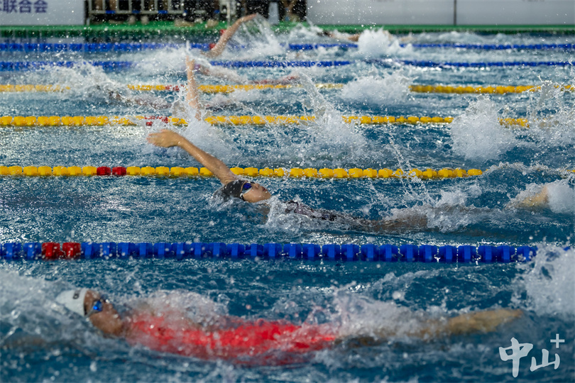 游泳选手冲刺终点历尽艰辛勇夺头名 游泳选手冲刺终点历尽艰辛勇夺头名