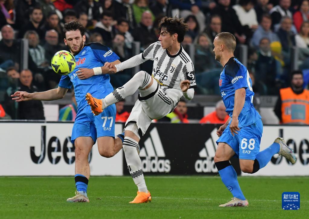 包含意甲冠军AC米兰在对阵那不勒斯的比赛中获胜，领先排名第二的尤文图斯6分。的词条